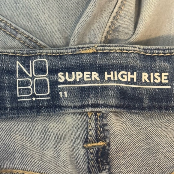 B-39 No Boundaries Super High Rise Light Wash Denim Blue Jeans Size 11 - Picture 11 of 12